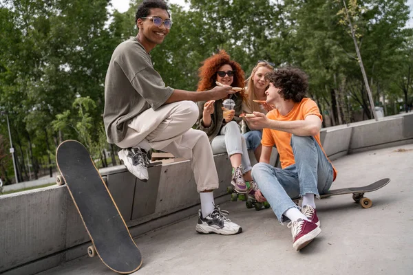 Uomo Afroamericano Sorridente Seduto Sul Confine Vicino Skate Amici Felici — Foto Stock