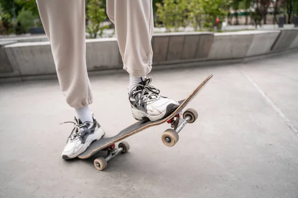 Vista Parcial Del Hombre Zapatillas Patinaje Aire Libre — Foto de Stock