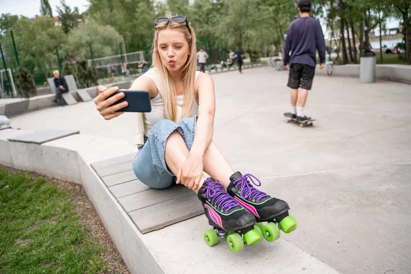 Ung Kvinde Ruller Skøjter Tager Selfie Mobiltelefon Skate Park - Stock-foto