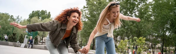 Unga Upphetsade Åkare Hålla Händer Samtidigt Kul Parken Banner — Stockfoto