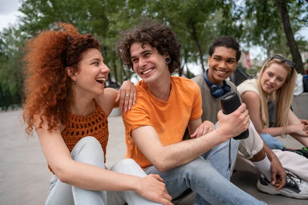 Jovem Feliz Segurando Alto Falante Música Portátil Perto Amigos Inter — Fotografia de Stock