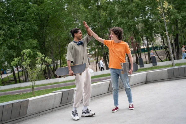 Full Length View Multiethnic Skateboarders Giving High Five Skate Park — Stock Photo, Image