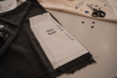 Tasarımcı stüdyosunda kumaşa dikiş deseni 