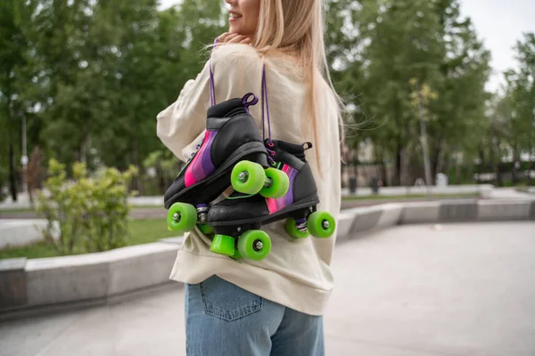 Vista Cortada Mulher Sorridente Segurando Patins Parque Skate — Fotografia de Stock