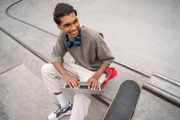 Hoge Hoek Uitzicht Van Vrolijk Afrikaans Amerikaanse Student Met Behulp — Stockfoto