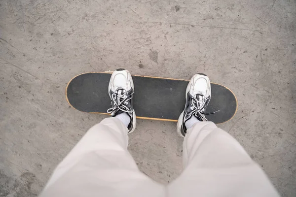 Vue Dessus Homme Recadré Baskets Debout Sur Skateboard Plein Air — Photo