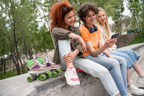 Fröhlicher Skater Mit Handy Der Nähe Lächelnder Freunde Freien — Stockfoto