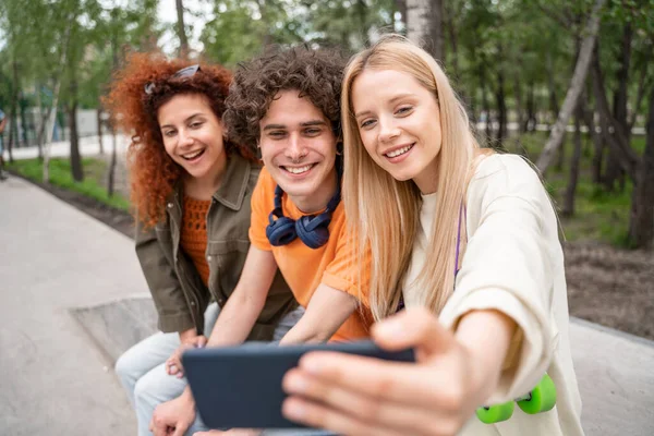 Uśmiechnięta Blondynka Robi Selfie Szczęśliwymi Przyjaciółmi Parku — Zdjęcie stockowe