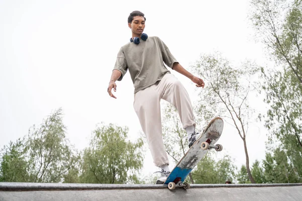 Vista Ángulo Bajo Del Hombre Afroamericano Montando Monopatín Parque Skate — Foto de Stock