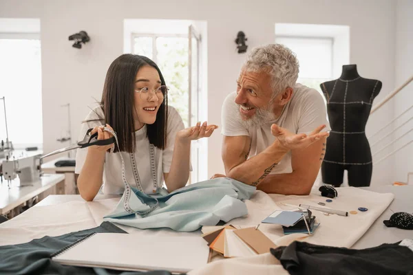 Diseñadores Interracial Positivos Hablando Cerca Muestras Tela Color —  Fotos de Stock