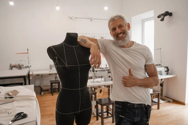 Designer Souriant Montrant Comme Près Mannequin — Photo