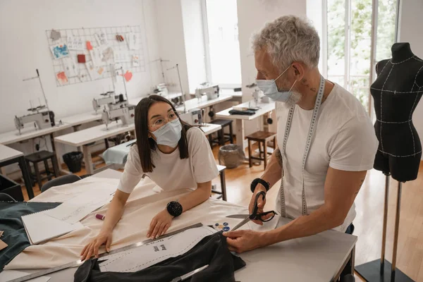 Progettisti Interrazziali Maschere Mediche Che Lavorano Con Tessuto Modello Cucito — Foto Stock