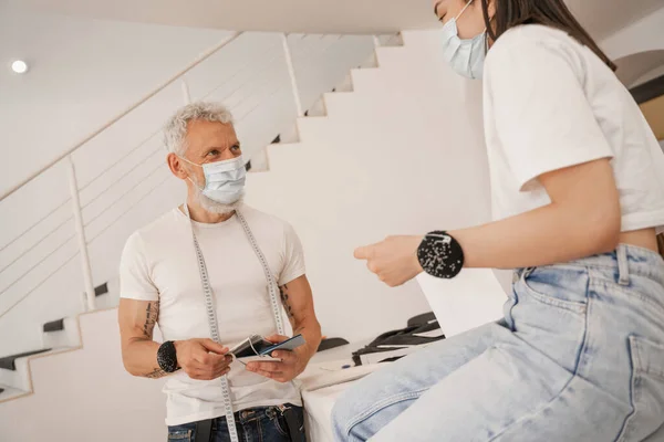 Diseñador Máscara Médica Celebración Muestras Color Cerca Asiático Colega — Foto de Stock