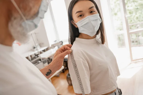 Blurred Designer Measuring Arm Asian Customer Protective Mask Atelier — Stock Photo, Image