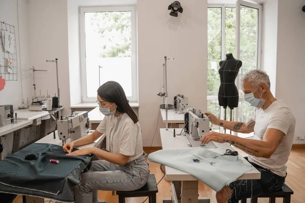 Sarto Multietnico Sarta Maschere Mediche Che Lavorano Con Panno Vicino — Foto Stock