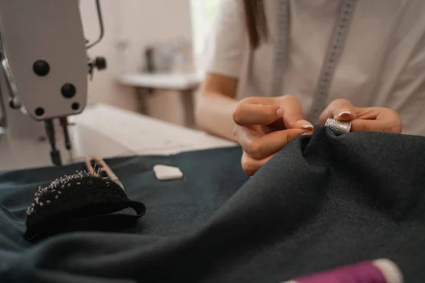 Vista Recortada Costurera Con Dedal Tela Cerca Máquina Coser — Foto de Stock