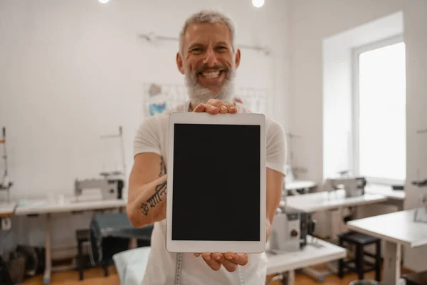 Souriant Concepteur Flou Tenant Tablette Numérique Avec Écran Blanc — Photo