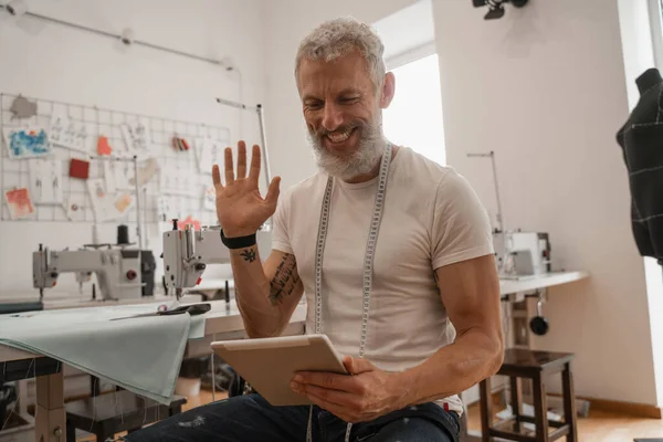 Designer Sorridente Com Fita Métrica Com Videochamada Tablet Digital — Fotografia de Stock