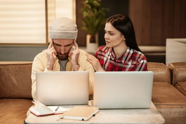 Femme apaisant barbu stressé freelance près des ordinateurs portables — Photo de stock