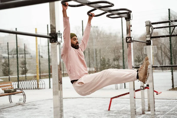 Joven afroamericano atleta entrenamiento en travesaño al aire libre — Stock Photo