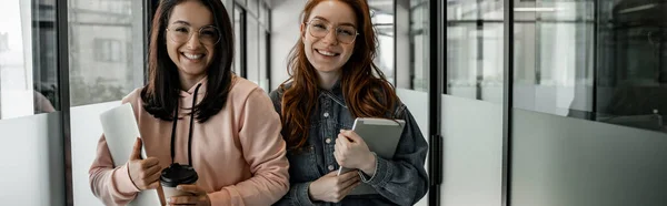 Heureux et jolis étudiants en lunettes souriant dans le hall, bannière — Photo de stock