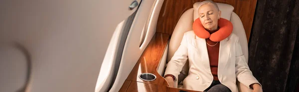 Femme d'affaires en coussin de cou dormant en jet privé, bannière — Photo de stock
