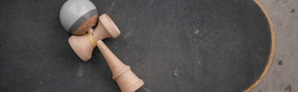 Jeu de kendama assemblé sur skateboard, vue du dessus, bannière — Photo de stock