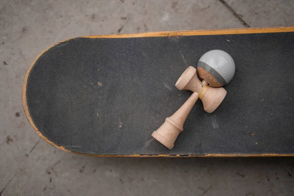 Vue de dessus du jeu de kendama assemblé sur skateboard — Photo de stock