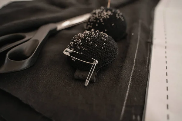 Vue rapprochée des pincushions près des ciseaux à coudre et du tissu — Photo de stock