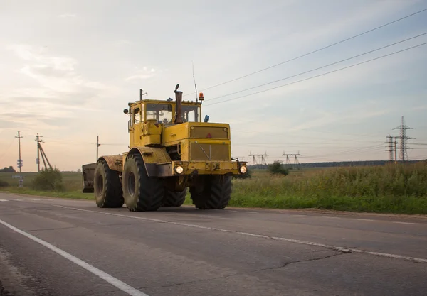 Gran tractor amarillo — Foto de Stock