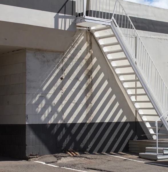 Beyaz yangın merdiveni