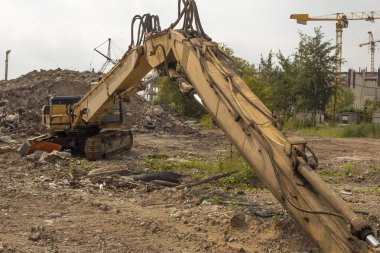 İnşaat alanında kazıcı