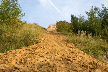 kumlu bir uçurumun üzerinde bir dik tırmanış