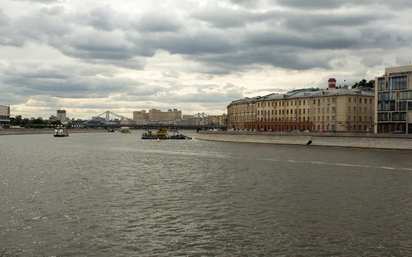 Landschap Moskou rivier een bewolkte dag — Stockfoto