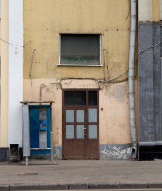 ön kapının yanında telefon kulübesi 