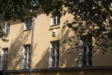 ahşap pencereler ile eski evin cephe