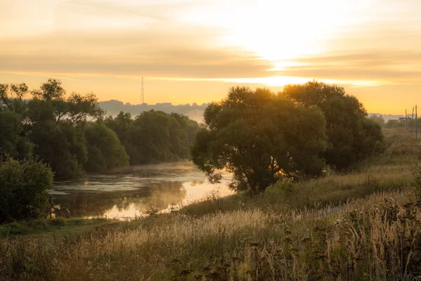 Nehrin üzerinde gün doğumu