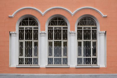 Üç kemer beyaz windows