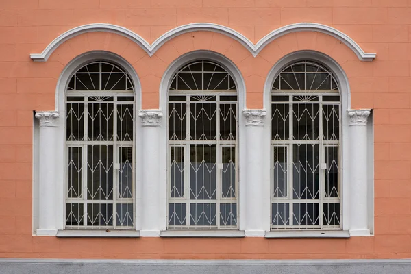 Tres ventanas blancas arco — Foto de Stock