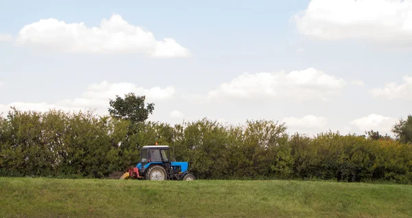 Traktor klipper gräs — Stockfoto