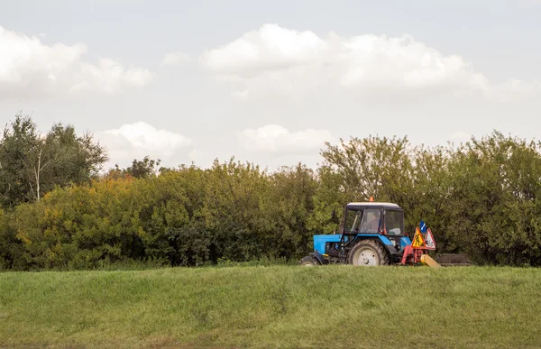 En traktor som används för att klippa gräs — Stockfoto