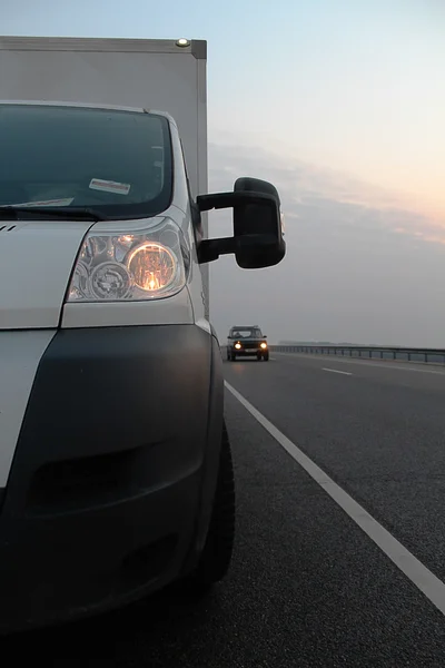 Yolun kenarında kamyon