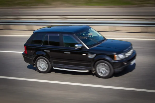 Černá Suv jde rychle na silnici — Stock fotografie