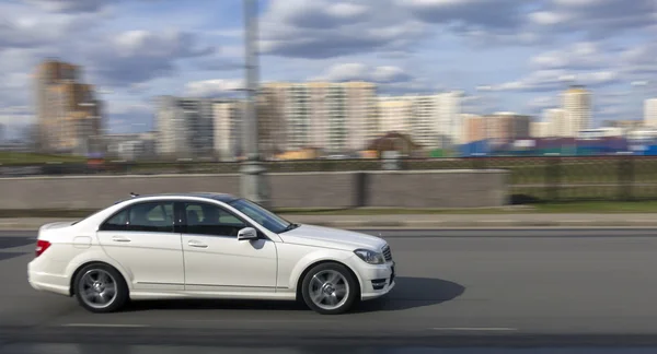 Rychle bílé auto — Stock fotografie