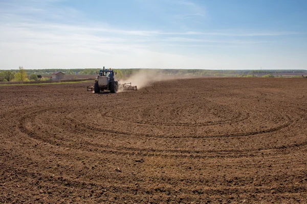 Traktör alan pulluklar