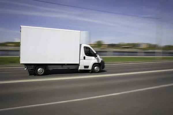 White dostawy Van przyspieszenie na ulicy — Zdjęcie stockowe