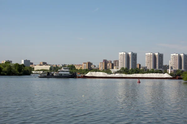 Sleepboot met een aak komt in rivierhaven — Stockfoto