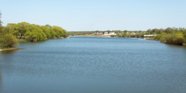 nehir kıyısında küçük yazlık yerleşim