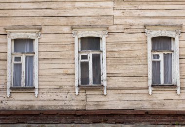 Üç windows oyulmuş önlük ile dekore edilmiştir.
