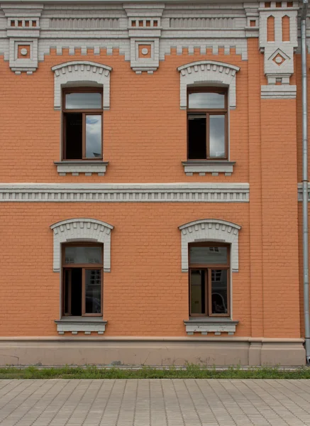 Fachada del edificio con cuatro ventanas — Foto de Stock